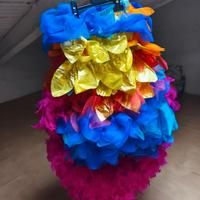 Gonna Carnevale con piume tulle, boa e plastica
