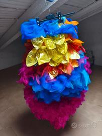 Gonna Carnevale con piume tulle, boa e plastica