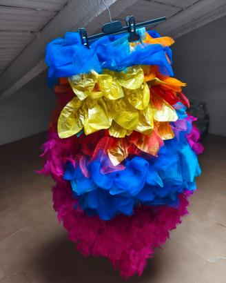 Gonna Carnevale con piume tulle, boa e plastica
