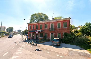 Ampio complesso commerciale-residenziale + parking