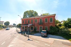 Ampio complesso commerciale-residenziale + parking