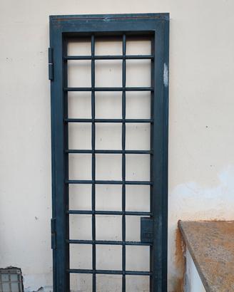persiane grate e porta con vetro 