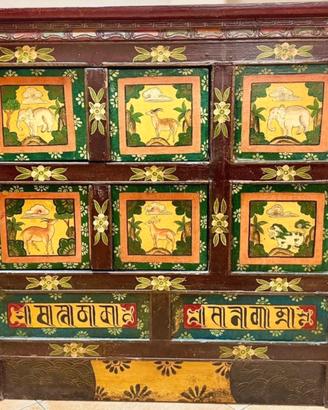 Credenza Tibetana Vintage Dipinta a Mano