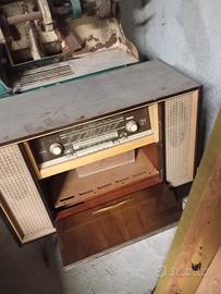 radio d'epoca con giradischi