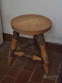Sgabello in legno trepiede