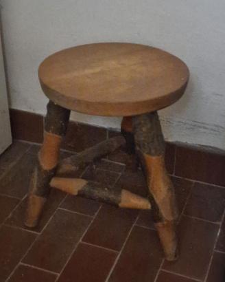 Sgabello in legno trepiede
