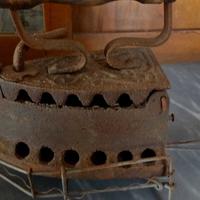 Antico Ferro da Stiro a Carbone in Ghisa con Poggi