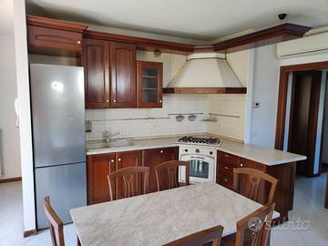 Cucina angolare e mobili vari
