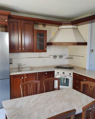 Cucina angolare e mobili vari