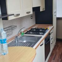 Cucina con elettrodomestici