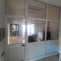 Parete vetrata con porta