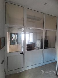Parete vetrata con porta