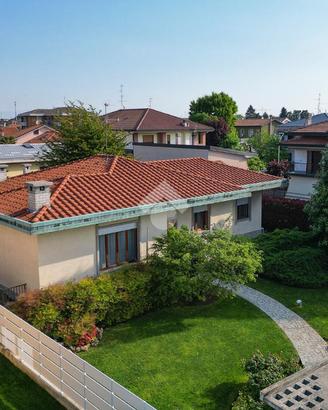 VILLA SINGOLA A LAINATE