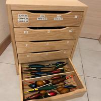 Cassettiera con galleggianti da pesca