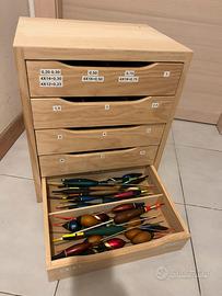 Cassettiera con galleggianti da pesca