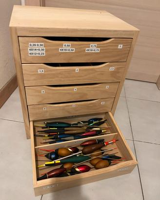 Cassettiera con galleggianti da pesca