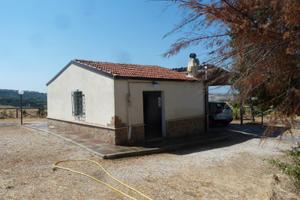 Casale ristrutturato con un terreno agricol