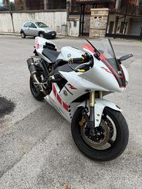YAMAHA R1