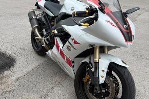 YAMAHA R1