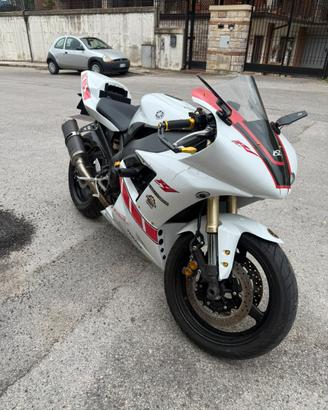 YAMAHA R1