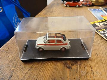 Questo è un modellino Brumm in scala 1/43 della Fi