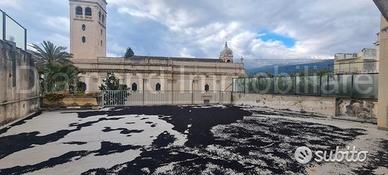 Due appartamenti con piano ammezzato a fiumefreddo