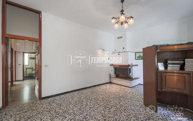 APPARTAMENTO CON INGRESSO INDIPENDENTE E POSTO AUT