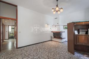 APPARTAMENTO CON INGRESSO INDIPENDENTE E POSTO AUT