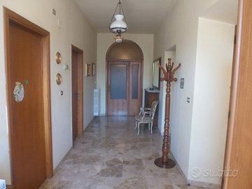 Monolocale seminterrato finestrato