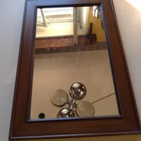 Vecchio specchio con cornice in legno