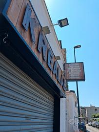 insegna in legno e metallo cartoleria con bandiera