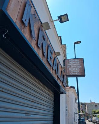 insegna in legno e metallo cartoleria con bandiera