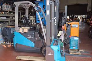 Stoccatore a colonna con batteria al litio 1200kg