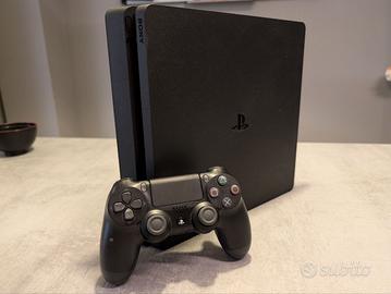 PS4 con controller e cavi