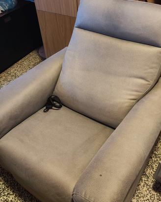 Poltrona reclinabile e con poggia gambe elettrica
