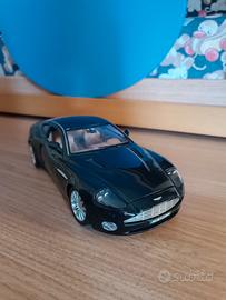 Modellino Aston Martin Vanquish in scala 1:18