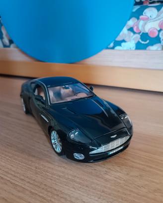Modellino Aston Martin Vanquish in scala 1:18