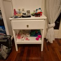 Comodino bianco ikea con  cassetto e un  ripiano