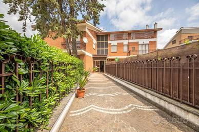 Attico / Mansarda di 209 m² con 5 locali a Marino