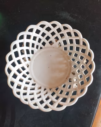Cestino in ceramica finemente decorato