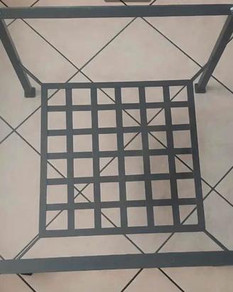Tavolo in metallo con piano in vetro