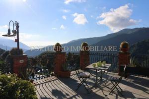 Villa di 209 m² con 5 locali e box auto a Avegno