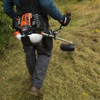 Operatore con decespugliatore