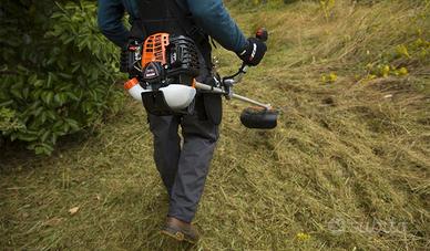 Operatore con decespugliatore