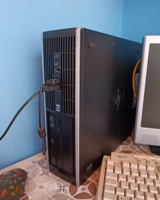 PC HP con tastiera e monitor