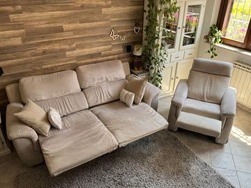 Divano e poltrona con sistema relax