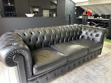 Divano Chesterfleld in pelle nero