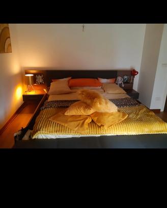 letto con cassapanca e comodini incorporati