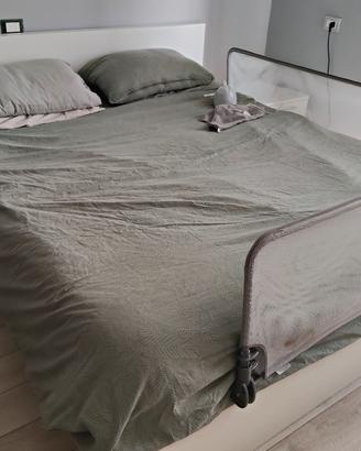 camera da letto completa:(letto, comodini,armadio)