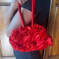 Borsa rossa con rose